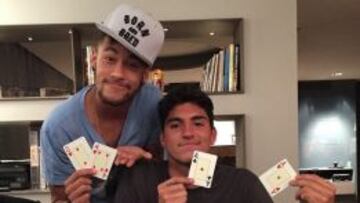 ADRIANO Y EL PÓKER. El crack del Barça viajó con su compañero a Brasil, donde juegan a las cartas.