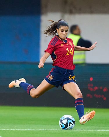 Jana es una defensa de fina técnica, dotes de liderazgo y veloz, que puede actuar tanto como de central como de lateral diestra.