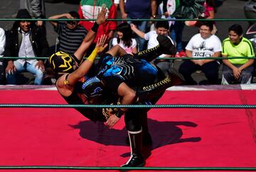 En Tepito, un barrio de Ciudad de México, se ha celebrado un campeonato de lucha al aire libre que busca promover el deporte entre los jóvenes para alejarlos de la criminalidad.