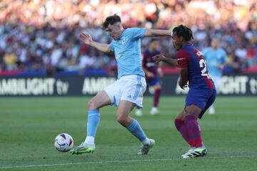 Larsen y Kounde durante una jugada del partido