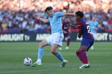 Larsen y Kounde durante una jugada del partido