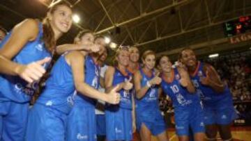 Las jugadoras del Avenida celebran el t&iacute;tulo de la Supercopa femenina.