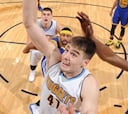 Jokic y Juancho Hernangómez (27+10) aplastan a los Warriors igualando un récord histórico
