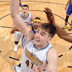 Jokic y Juancho Hernangómez (27+10) aplastan a los Warriors igualando un récord histórico
