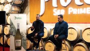 Sergio Rodríguez, en Sala de barricas vinos de alta gama junto al periodista deportivo Antoni Daimiel.