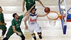 Sergio Llull deja una bandeja en el partido ante Unicaja M&aacute;laga en los playoff de la Liga Endesa.