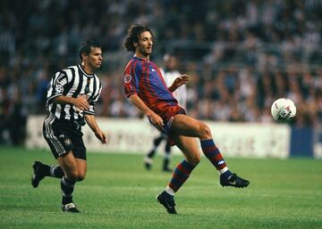 Lleg¨® procedente del Milan en 1997. Solo estuvo una temporada en la que jug¨® 13 partidos y vio 2 tarjetas amarillas. Fue una petici¨®n expresa de van Gaal quien al final tuvo que abrirle las puertas de salida por su falta de compromiso, falta de adaptaci¨®n y bajo rendimiento. Cabe destacar que un a?o despu¨¦s fue Campe¨®n del Mundo con Francia donde era el delantero centro titular.