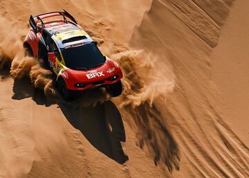 Sebastien Loeb y Fabian Lurquin durante la segunda etapa del Dakar 2024 con un recorrido entre Al Henakiyah y Al Duwadimi.