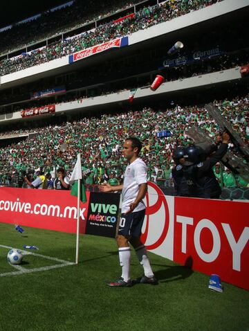 Cancha del Estadio Azteca. La afición lanza objetos a Landon Donovan, uno de los personajes menos queridos por los fans en México y quien se disponía a cobrar un tiro de esquina