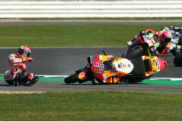 La caída de Márquez en los libres de Silverstone