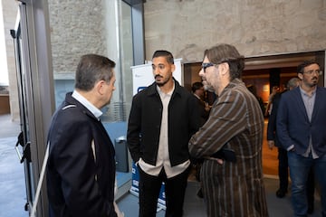 Vicente Jiménez, director de Diario AS, y Tomás Roncero, subdirector, charlan con Álvaro Valles, portero de Las Palmas.