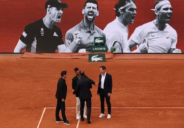 Roger Federer, Novak Djokovic y Andy Murray acompañan a Rafa Nadal durante su homenaje. 