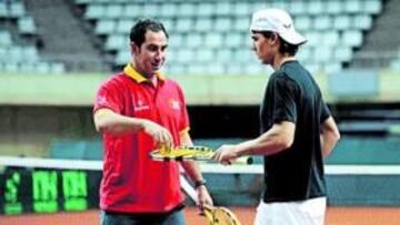 <b>YA LO TIENE. </b>Albert Costa, sonriente y animado ayer en la pista del Sant Jordi. Ya cuenta con Nadal.