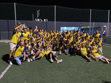 Tras m¨¢s de diez a?os el C¨¢diz vuelve a la m¨¢xima categor¨ªa del f¨²tbol espa?ol. Despu¨¦s del resultado del Real Zaragoza ante el Real Oviedo el conjunto andaluz ya es equipo de Primera. Junto con toda la ciudad, los jugadores festejaron el ascenso por todo lo alto.