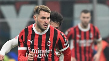 Milan (Italy), 05/02/2025.- AC Milans Santiago Gimenez in action during the Coppa Italia quarterfinal soccer match between AC Milan and AS Roma, in Milan, Italy, 05 February 2025. (Italia) EFE/EPA/DANIEL DAL ZENNARO