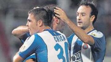 <b>FELICES. </b>Chica, Lacruz y Luis García abrazan a Corominas, autor del gol de la victoria periquita.