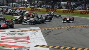 <b>COMPLICADA SALIDA. </b>Alonso lideró el pelotón a la salida de la primera curva y se libró de los líos que se organizaron por detrás.