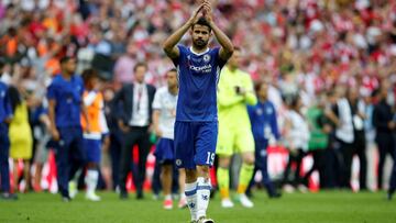 Diego Costa dirigiéndose a la afición del Chelsea.