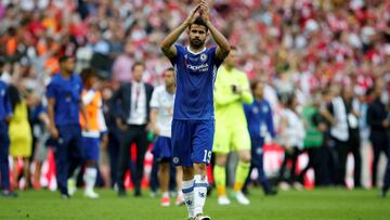 Diego Costa dirigi&eacute;ndose a la afici&oacute;n del Chelsea.