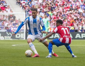 Raúl de Tomás controla el balón ante Lemar. 