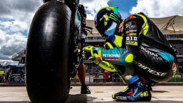 Rossi posa junto a la M1 en el circuito de Austin.