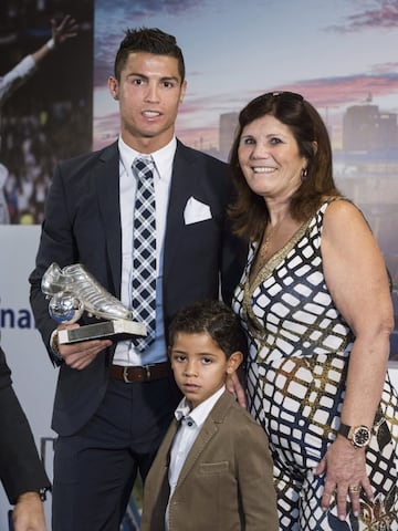 La relación del astro del Real Madrid con su madre es inmejorable. Dolores Aveiro siempre acompaña a su hijo en los momentos más importantes de su carrera.