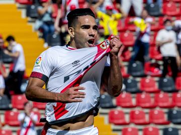 Falcao entró a la cancha al minuto 71 en lugar de Nketa y a los 81' convirtió su primer gol con la camiseta del Rayo Vallecano. Gol 53 en LaLiga, 52 con el Atlético y ya inició con el de Iraola.
