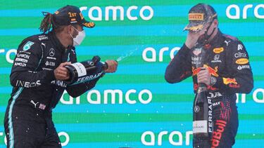 GRAFCAT2953. MONTMELO (BARCELONA), 09/05/2021.- El piloto británico de Mercedes Lewis Hamilton en el podio, junto a Max Verstappen (d), segundo clasificado, tras vencer en el Gran Premio de España de Formula Uno que se ha disputado este domingo en del Cir