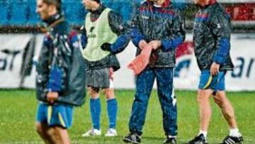 <b>VIENTO Y FRÍO. </b>Los hombres de Laudrup se entrenaron por la tarde en el escenario del encuentro, con frío, viento y un césped algo pesado.