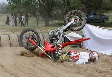 El motocross suele dejar imágenes espectaculares durante sus carreras, ya sean los adelantamientos, los saltos imposibles y vuelos sin motor y los aterrizajes. A veces, posar la moto sobre sus ruedas no sale según lo planeado, y como ejemplo, la caída de este piloto con la cabeza durante una prueba en Ozyornoye (Kirguistán).