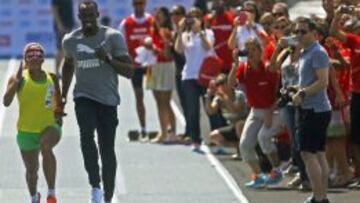 Usain Bolt hace de gu&iacute;a en R&iacute;o de Janeiro de la campeona paral&iacute;mpica de 100 metros, la brasile&ntilde;a Terezinha Guilhermina, que es ciega. 