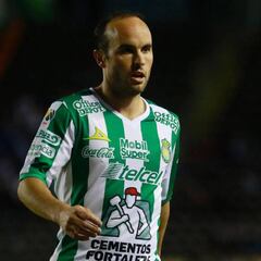 Un año, 5 meses, y 7 días después, Donovan inicia un partido