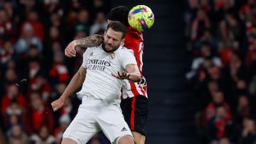 Nacho disputa el balón en un duelo aéreo con Yuri en el Athletic-Real Madrid.
