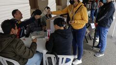 AME3110. BOGOTÁ (COLOMBIA), 29/05/2022.- Una mujer llega para votar hoy, durante la jornada de elecciones para elegir presidente de Colombia para el periodo 2022-2026 en Bogotá (Colombia). Los colegios electorales de Colombia abrieron este domingo para que durante ocho horas más de 39 millones de ciudadanos habilitados puedan elegir al próximo presidente de la república para el periodo 2022-2026. EFE/Carlos Ortega
