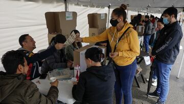 AME3110. BOGOTÁ (COLOMBIA), 29/05/2022.- Una mujer llega para votar hoy, durante la jornada de elecciones para elegir presidente de Colombia para el periodo 2022-2026 en Bogotá (Colombia). Los colegios electorales de Colombia abrieron este domingo para que durante ocho horas más de 39 millones de ciudadanos habilitados puedan elegir al próximo presidente de la república para el periodo 2022-2026. EFE/Carlos Ortega
