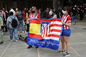 Algunos aficionados del Atltico de Madrid se acercaron a la fuente madrile?a de Neptuno para celebrar el ttulo de Liga conseguido.