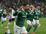 (FILES) Palmeiras' forward #09 Vitor Roque (C) celebrates with teammates after scoring a penalty goal during the Brasileirao Seria A football match between Corinthians and Palmeiras at the Neo Quimica Arena Stadium in Sao Paulo, Brazil, on August 31, 2025. Champion of the Brasileirao and the Copa Libertadores, Flamengo is the favourite in the 2026 Brazilian league season, which the red-and-black team kicks off on January 28, 2026 against Sao Paulo while trying to finalise the arrival of Lucas Paqueta from England's West Ham. (Photo by NELSON ALMEIDA / AFP)