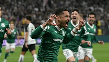 (FILES) Palmeiras' forward #09 Vitor Roque (C) celebrates with teammates after scoring a penalty goal during the Brasileirao Seria A football match between Corinthians and Palmeiras at the Neo Quimica Arena Stadium in Sao Paulo, Brazil, on August 31, 2025. Champion of the Brasileirao and the Copa Libertadores, Flamengo is the favourite in the 2026 Brazilian league season, which the red-and-black team kicks off on January 28, 2026 against Sao Paulo while trying to finalise the arrival of Lucas Paqueta from England's West Ham. (Photo by NELSON ALMEIDA / AFP)