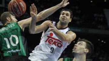 Felipe Reyes, en su partido 600 en la LIga Endesa, trata de superar la defensa de Albert Miralles y &Aacute;lex Su&aacute;rez, de los mejores del FIATC Joventut.