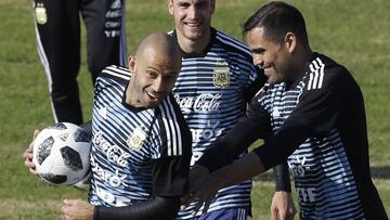 Argentina&#039;s Javier Mascherano, left, jokes with teammate Gabriel Mercado at a training session in Buenos Aires, Argentina, Sunday, May 27, 2018. Argentina will face Haiti on May 29 in an international friendly soccer match ahead of the FIFA Russia World Cup. (AP Photo/Natacha Pisarenko)
