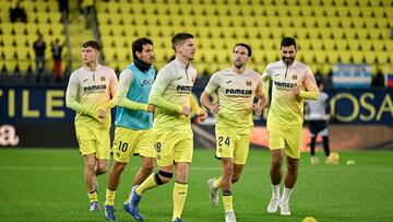 Los jugadores del Villarreal calientan antes del encuentro de la jornada 16 de LaLiga entre Villarreal CF y Real Sociedad, este sábado en el Estadio de La Cerámica en Villarreal. EFE/ Andreu Esteban