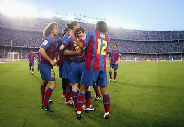 El 1 de mayo de 2005, el jugador argentino marcó su primer gol con el Barcelona en Primera División, fue el 2-0 ante el Albacete en el Camp Nou. En el último minuto del partido, Messi recibió un gran pase de Ronaldinho, esperó la salida de Valbuena y con la zurda puso el balón por encima del portero. En la foto, Messi celebra el gol con sus compañeros. 