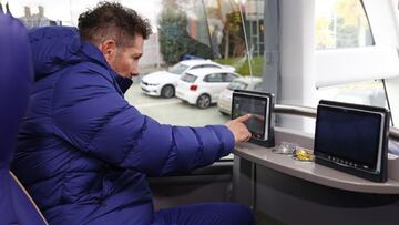 Simeone, en el autob&uacute;s de concentraci&oacute;n del Atl&eacute;tico. 