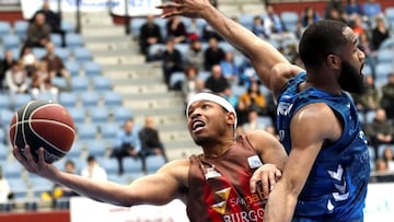 GRAF5630. SAN SEBASTIÁN, 29/04/2018.- El jugador del San Pablo Burgos Corey Fisher (i), juega la pelota ante Danny Agbelese, del Delteco GBC, durante el partido de la Liga ACB de baloncesto disputado esta tarde en el Donostia Arena, en San Sebasti&