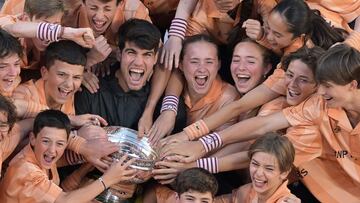 Carlos Alcaraz, con los recogepelotas de Roland Garros.