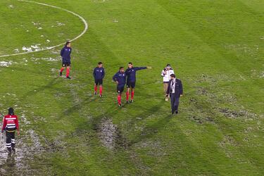 Las fuertes lluvias obligaron a que el partido entre Millonarios y Peñarol se suspendiera por varios minutos.
