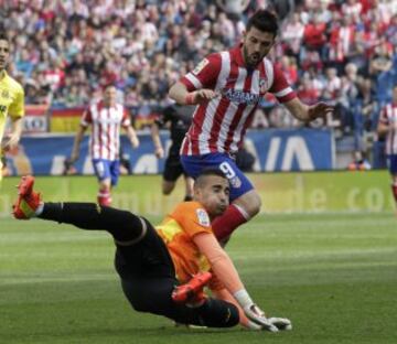 El delantero del Atlético de Madrid David Villa (arriba) y el portero del Villarreal Sergio Asenjo.