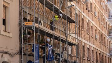 Un obrero subido a los andamios de una obra, a 17 de mayo de 2023, en Barcelona, Cataluña (España). Después de su aprobación en el Congreso el pasado 27 de abril, hoy se ha aprobado en el Senado la Ley por el derecho a la vivienda. La Ley es una de las reformas recogidas en el Plan de Recuperación, Transformación y Resiliencia. La futura ley incluirá medidas para aumentar la oferta de vivienda a precios asequibles, evitar que se den situaciones de tensión en el mercado del alquiler y apoyar a jóvenes y colectivos vulnerables en el acceso a la vivienda.
17 MAYO 2023;ECONOMÍA;LEY;VIVIENDA;ALQUILER;COMPRA;PROMOTORES;CATALUNYA;EDIFICIOS;FACHADA;EDIFICIO;
David Zorrakino / Europa Press
17/05/2023