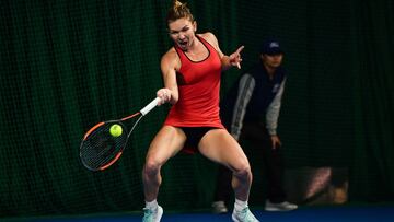 Simona Halep devuelve una bola ante Katerina Siniakova durante el torneo de Shenzhen.