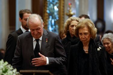 El rey emérito Juan Carlos I y la reina Doña Sofía participan en el funeral de Constantino II de Grecia. 
 